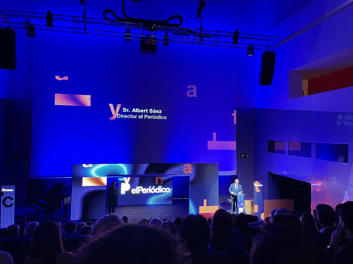 ainardz's tweet photo. “Els diaris som com els mags, ens dediquem a explicar coses que semblen impossibles”, @albertsaezc al #catalàdelany2023 de @elperiodico https://t.co/ODvaZAScxW