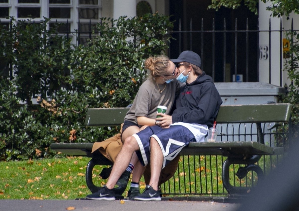 chillinghere9's tweet photo. Rob changed from a good guy to a hypocrite w/o integrity
1. Bathtub with 2 naked women
2. Work with Suki Waterhouse for exposure(let her grab his dick in a public London park while aware there was pap; when papped solo,wear face mask look angry,when with her,smiled at the camera) https://t.co/Eoj8K2d7WG