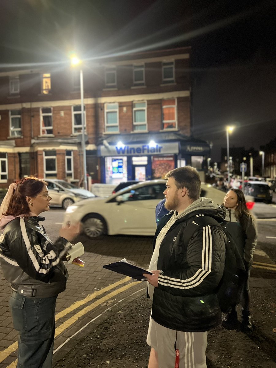 Young people and Students have felt the brunt of the housing crisis due to unfair landlords, horrible living conditions and extortionate rents. Ógra Shinn Féin were out tonight in the holylands talking to students about these exact issues 

We need students and young people to