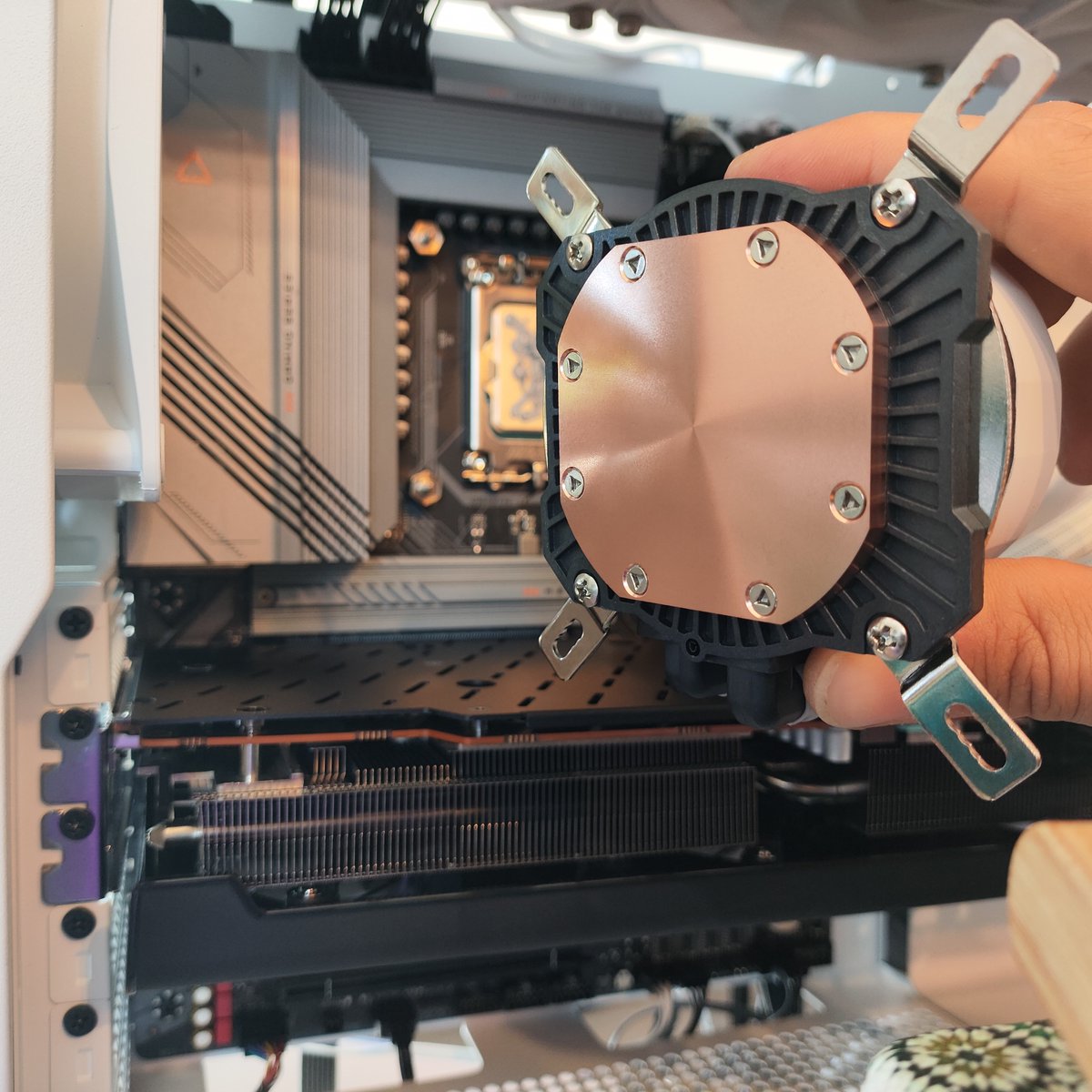 AFAB_Informatiq's tweet photo. Voici à quoi ressemble la surface de contact en cuivre du watercooling Cooler Master MasterLiquid 360L: https://t.co/FUWBwqUgPE (Lien affilié)
Lien de la vidéo du montage de ce PC: https://t.co/yvBx269KS5
#CoolerMaster #watercooling #AIO #montagePC #pc #pcgamer #RGB #masterliquid https://t.co/BCyrdSV4Xo