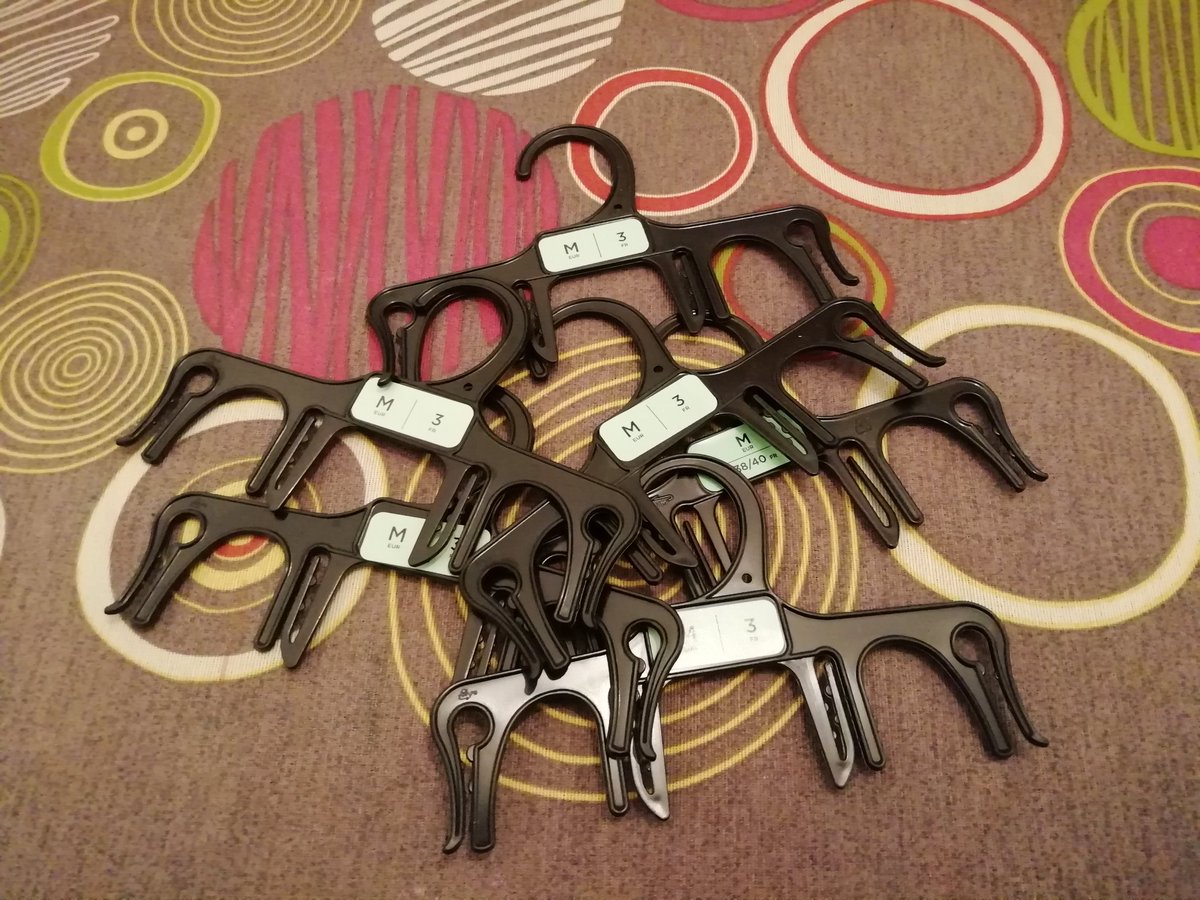 😲 Hola <a href="/CarrefourES/">Carrefour España</a>??
Me encantan todas las buenas prácticas contra el #desperdicioalimentario, y la comunicación en #sostenibilidad, pero lo de no #reutilizar las perchas, ni recogerlas para el #reciclado, tiene delito 📣 No toda la responsabilidad es del #consumidor.