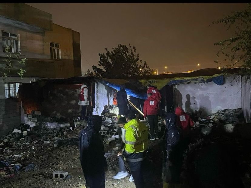 BatmanUniak's tweet photo. Batman ilimizde Yaşanan üzücü sel felaketinde il gençlik kolları başkanımız Sn. @aslannaalper koordinatörlüğünde vatandaşlarımızın ihtiyaçlarını gidermeye çalıştık. #geçmişolsunbatman https://t.co/CRCoeM2qAh