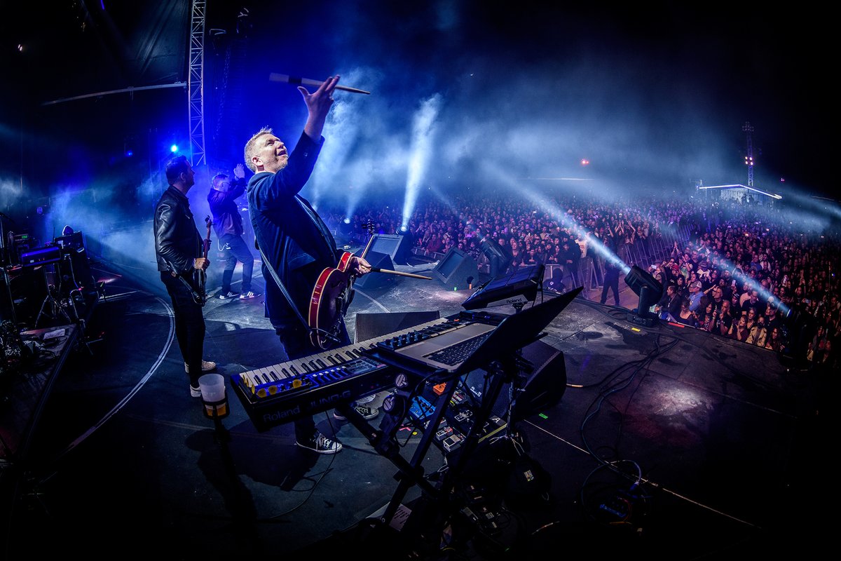 neworder's tweet photo. Saturday night on the beach at @darkerwavesfest.

#NewOrderLive 📸 Warren Jackson https://t.co/AWkLWlMG2H