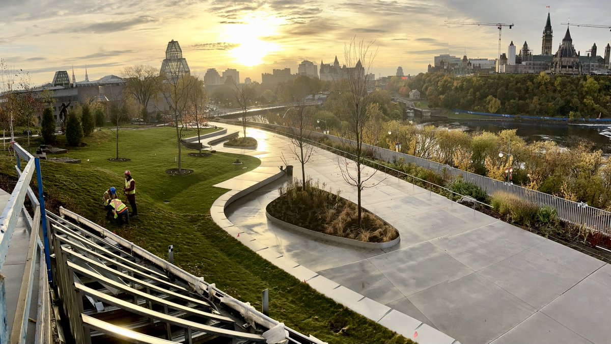 POV: Kìwekì Point is starting to resemble a park! 👀 

🌳The tree planting and some landscaping has been installed 
🔁The perimeter pathway links the pedestrian bridge to the pathway network 

Learn more about the redevelopment of Kìwekì Point: ncc-ccn.gc.ca/projects/kiwek… | #ottawa