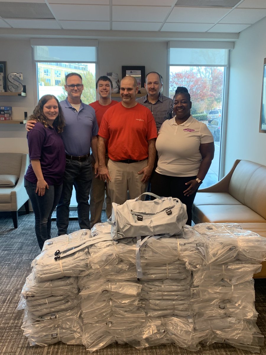 SaySoinc's tweet photo. Thank you to the Closet Factory for the donation of duffel bags to our youth in care! We were able to take these bags and immediately put the in the hands of youth who needed them! Thank for you for making a difference! #duffelbags #makinganimpactthatmatters @ClosetFactory https://t.co/leSIoCBu0N