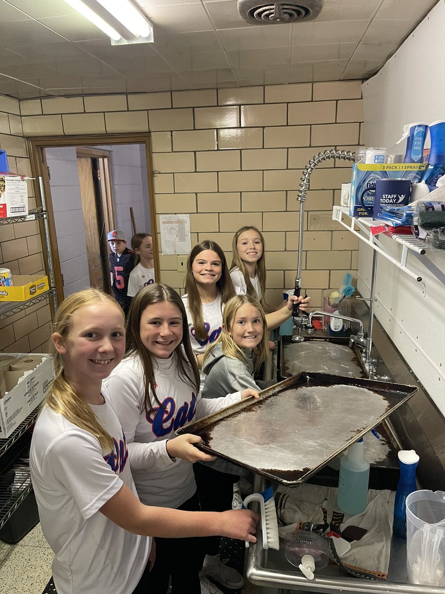MudsockSoftball's tweet photo. Cats 12U Mayer was able to volunteer with an amazing organization today, Circle City Relief. The girls and their families served hot meals and provided clothing to CCR guests. #Catsgiveback https://t.co/WqYVt4BB6S