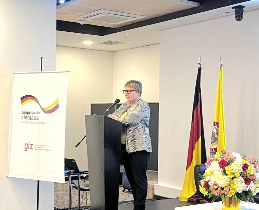 AlEmbajadora's tweet photo. Hoy presentamos los resultados del proyecto #PtX con @giz_colombia y @MinEnergiaCo que servirán para orientar a 🇨🇴 y 🇩🇪 en la toma de decisiones, para alinear actores y así alcanzar nuestra visión conjunta del H2 🌱. https://t.co/YJBlkIxoBT