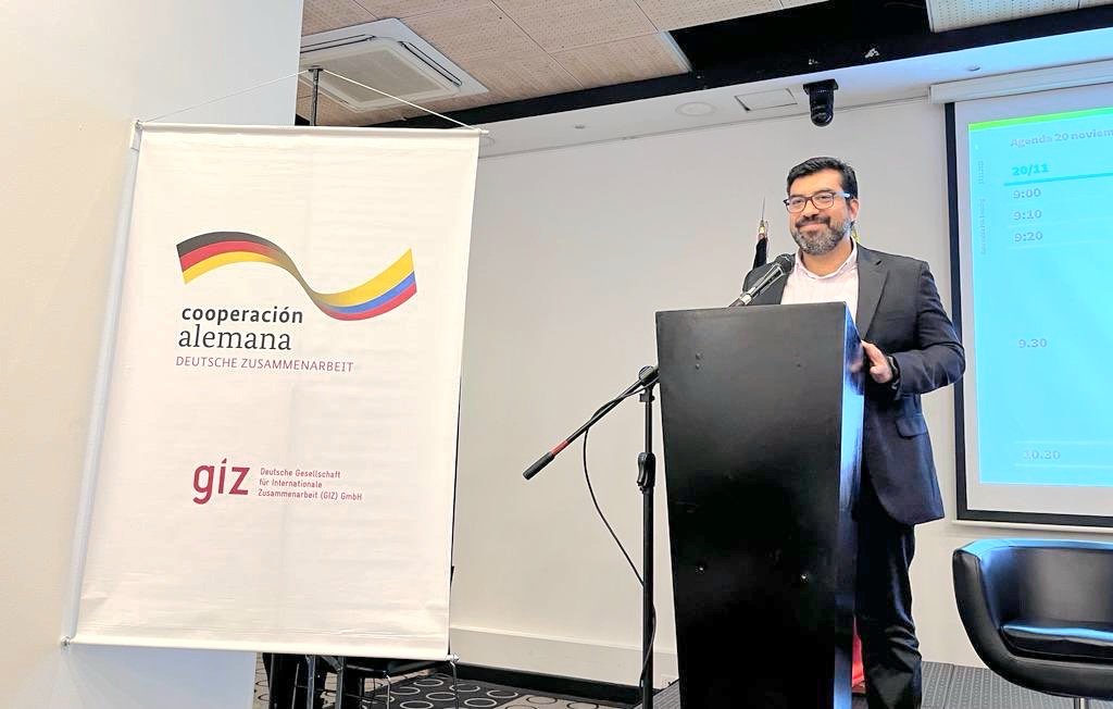 AlEmbajadora's tweet photo. Hoy presentamos los resultados del proyecto #PtX con @giz_colombia y @MinEnergiaCo que servirán para orientar a 🇨🇴 y 🇩🇪 en la toma de decisiones, para alinear actores y así alcanzar nuestra visión conjunta del H2 🌱. https://t.co/YJBlkIxoBT