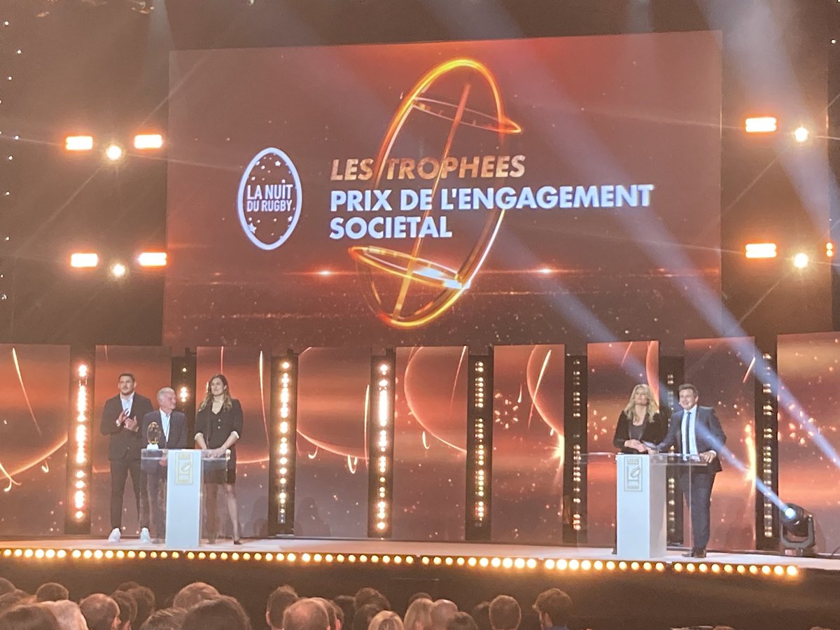 Fier de la <a href="/SectionPaloise/">Section Paloise Béarn Pyrénées</a> à la #nuitdurugby, doublement récompensée !
⁃Révélation de la saison pour Émilien Gailleton!
⁃Trophée de l’engagement sociétal pour l’initiative « À la découverte de notre Coupe du Monde »!
Le sponsor  @totalenergies jubile! 
#HonhaSection