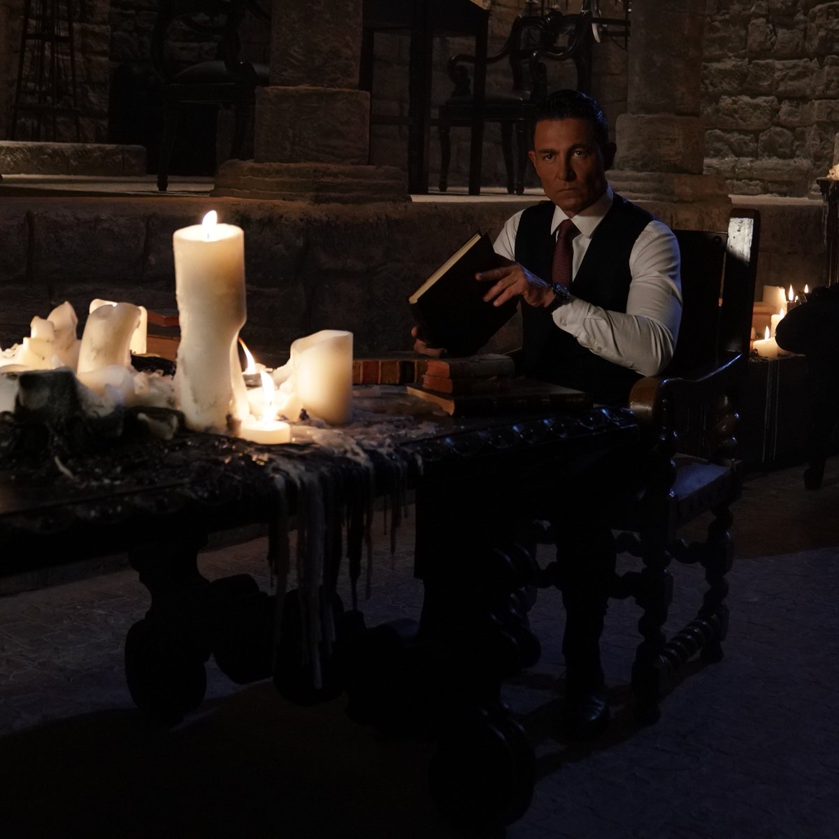 Canal_Estrellas's tweet photo. Una venganza pendiente de Enrique de Martino se hace presente esta noche en la que el misterio inunda el aire... ¡Ahora comienza #ElMaleficio, #ConLasEstrellas! https://t.co/U9fE64SuAx