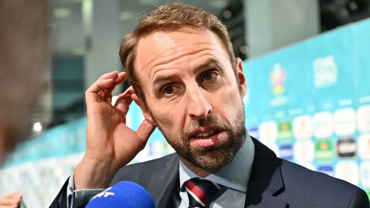 pythaginboots's tweet photo. England moving the ball around extremely fluidly but very little productivity to accompany it.
Why? greater use of relationism in midfield but incredibly poor flank dynamics - inverted winger ahead of defensive right back & inverted winger ahead of inverted left back.
#ENGMKD https://t.co/SbbecQIhwQ