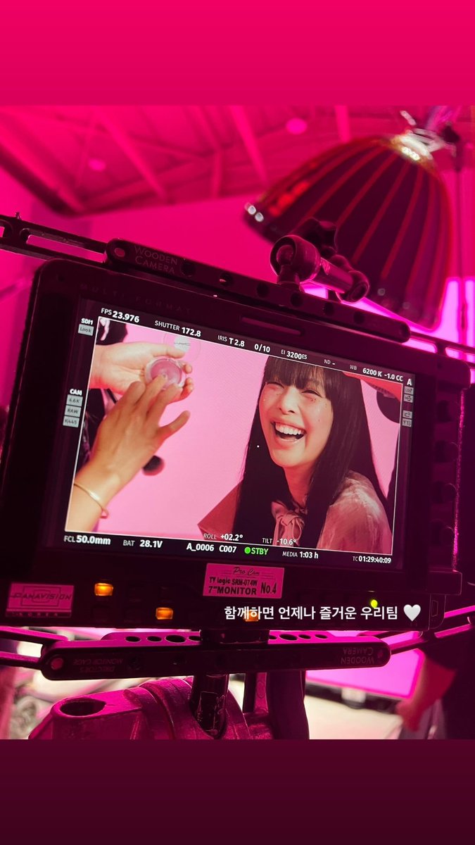 portalblackpink's tweet photo. 📲 jennierubyjane stories:

"Bastidores do vídeo para a Tamburins"

"É sempre divertido quando nossa equipe está reunida"

#제니 #JENNIE #BLACKPINK https://t.co/YyOy155VNX