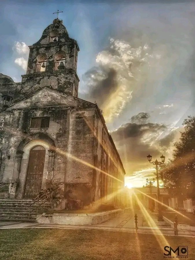Con este hermoso atardecer desde el parque de La Pastora de #SantaClara les deseo a todos mis seguidores una feliz tarde de #Lunes 

📸 Sandra Milanés
📌 Tomada de Telecubanacán en Facebook