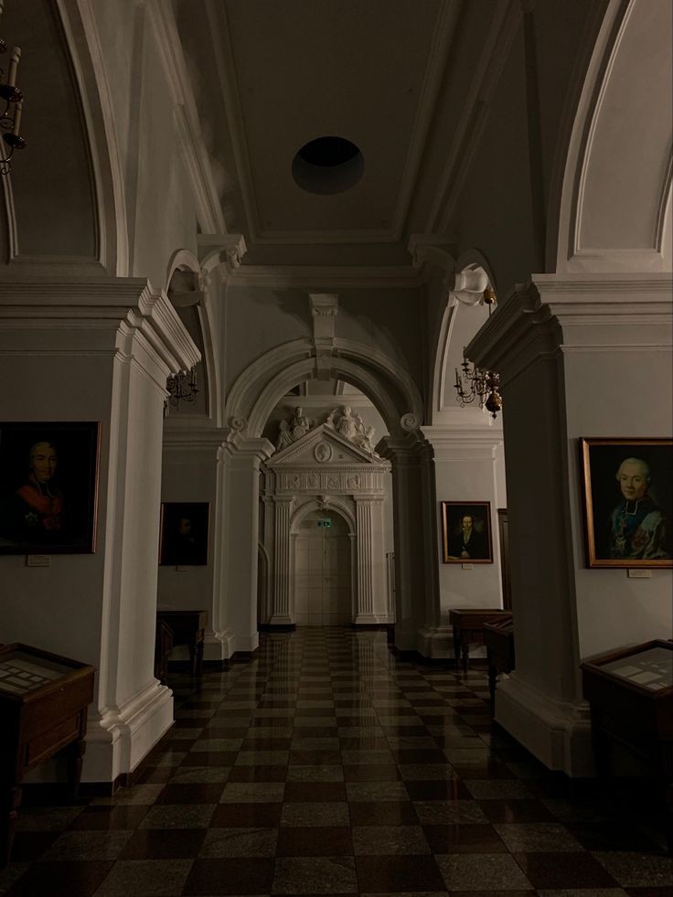 Parece um lugar assombrado mas só é a faculdade mesmo.