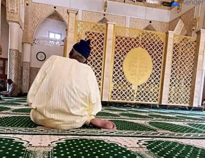 Le disciple tidiane doit être concentré dans son Zikr, cherchant seulement le flux divin, en étant poli, humble, soumis et craintif dans sa position. De ce fait, la lumière sera attirée vers lui. 

La concentration, le raffinement, la compréhension et la médiation de son Zikr✅