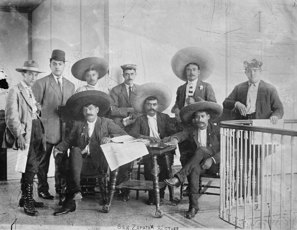 Emiliano Zapata, su hermano Eufemio y un grupo de zapatistas en 1911; la fotografía fue tomada en el interior del Hotel del Coliseo, ubicado en Bolívar 28: bit.ly/3RblYRG