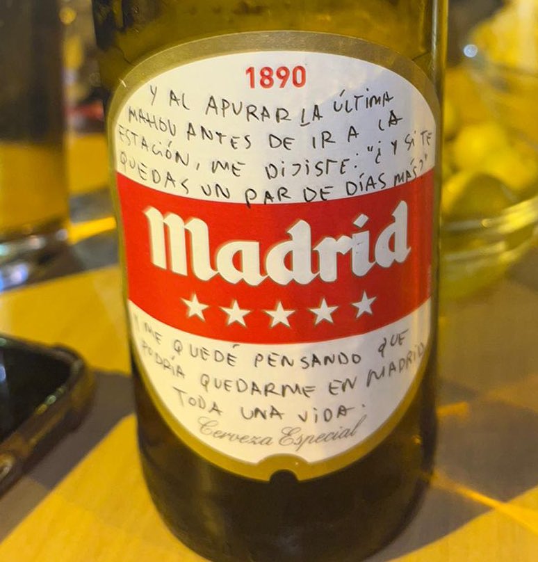 cris y janko me han liado pa quedarme en madrid 1semana más y literalmente 2min despues nos fijamos en la cerveza q nos estábamos bebiendo y atención al mensaje…