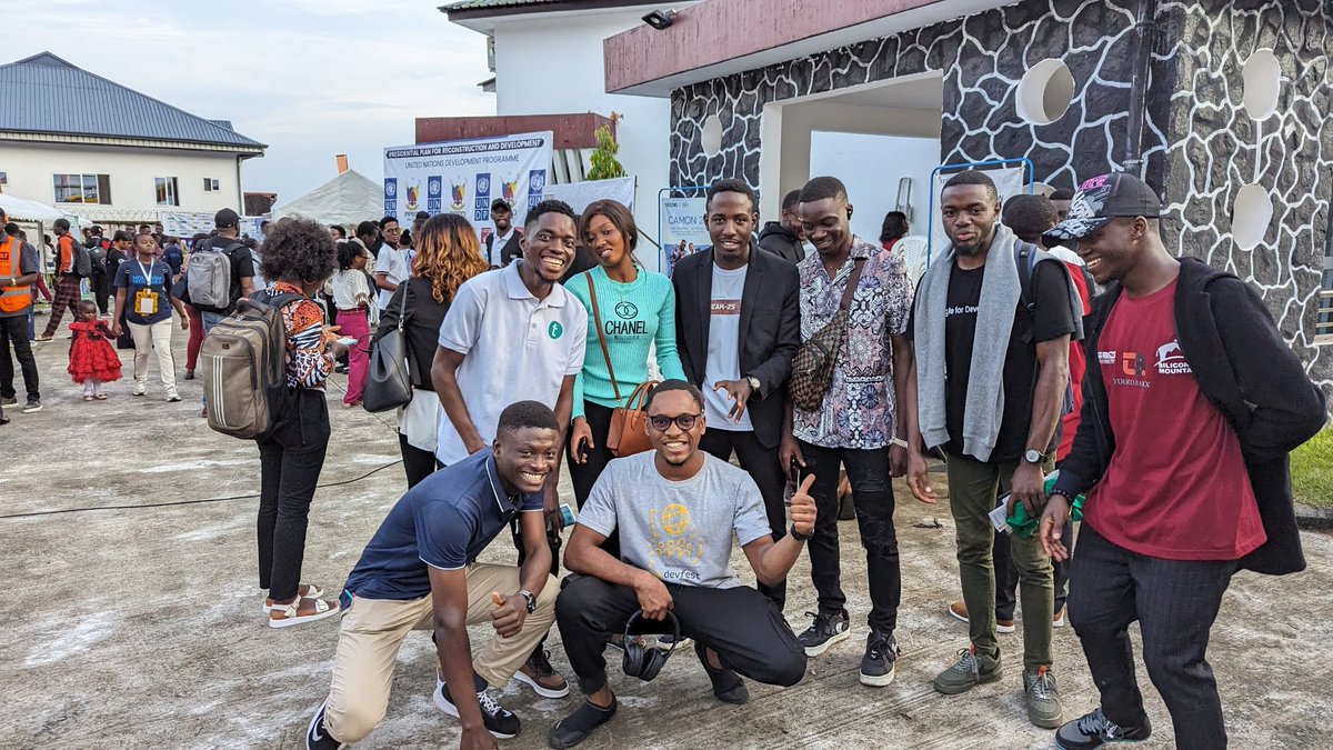 NTUI_RAOUL_NTUI's tweet image. #SMCON23
&quot;It takes a village to raise champions&quot;👌

At the end of the @SMConBuea 
I met my bros, the #nurdes🤧
Had a good time discussing with @Joelfah , @peter ,@pengboris 

#smcon, #bigdev, #growth, #consistency , #patience
