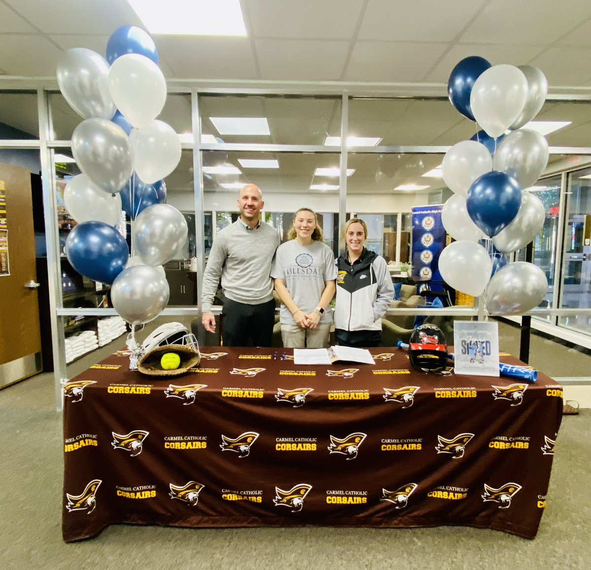 Thank you @CarmelCorsairs and @CorsairsSB for the wonderful ceremony celebrating my commitment to Hillsdale College!! 🤎🥎💛 @HCSBCHARGERS @Hillsdale @Kyle_coachK @Coach_E_Hess @chicago_mt