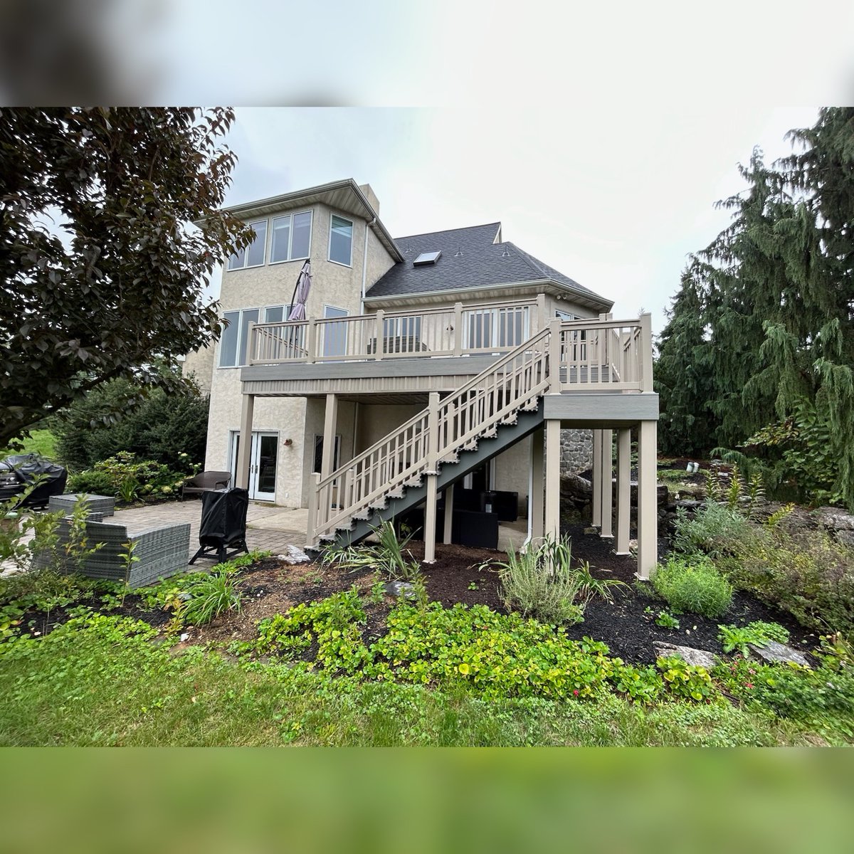 PPLHomeRepairs's tweet image. This is the second half of our deck project. A big deck completely redone with composite boards and vinyl railing. We added a deck water proof system and deck ceiling for a finished look.  

Perfectlyplumbandlevel.com

#homeimprovement
#decks
#bigdeck