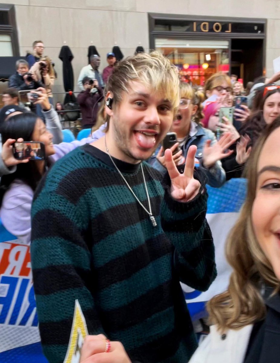 5SOS_roadtrips's tweet photo. HBD @Michael5SOS 🥳 https://t.co/uGf4cqamIP