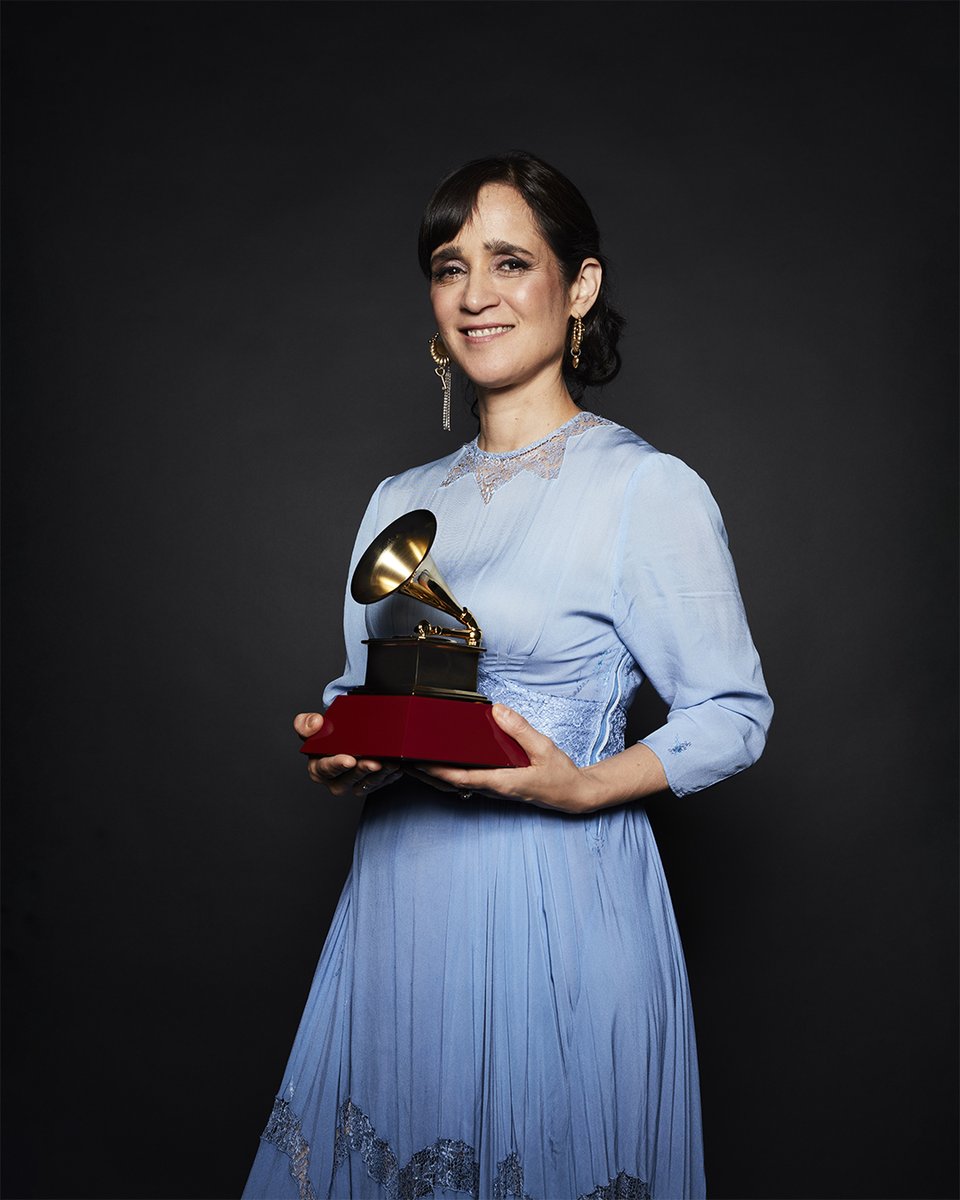 Julieta Venegas (@julietav) on Twitter photo Recibí el <a href="/LatinGRAMMYs/">The Latin Recording Academy / Latin GRAMMYs</a> este año por mi disco "Tu Historia" Un disco que hicimos con mucho amor, gracias a la academia por este reconocimiento, a toda la gente de mi equipo, y quienes trajeron su talento al disco, ¡Que viva la música! 😍🌸💐❤️ Recibí el <a href="/LatinGRAMMYs/">The Latin Recording Academy / Latin GRAMMYs</a> este año por mi disco "Tu Historia" Un disco que hicimos con mucho amor, gracias a la academia por este reconocimiento, a toda la gente de mi equipo, y quienes trajeron su talento al disco, ¡Que viva la música! 😍🌸💐❤️