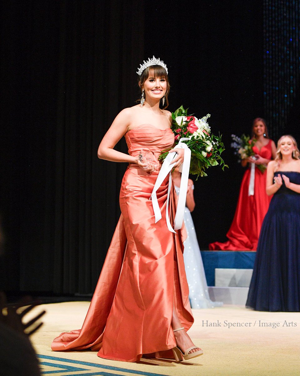 mtnbrookhs's tweet photo. Congratulations to Mae Martin who was named 𝙈𝙞𝙨𝙨 𝙊𝙡𝙮𝙢𝙥𝙞𝙖𝙣 2024 on Saturday night! Mae is a senior at MBHS.

1st Alternate: Lulu Bateh
2nd Alternate: Lula Comer
3rd Alternate: Lily Kate Sobera
The Betsy Henle Spirit Award: Margaret Pelekis

Congratulations everyone! https://t.co/m1lq1j1YfA