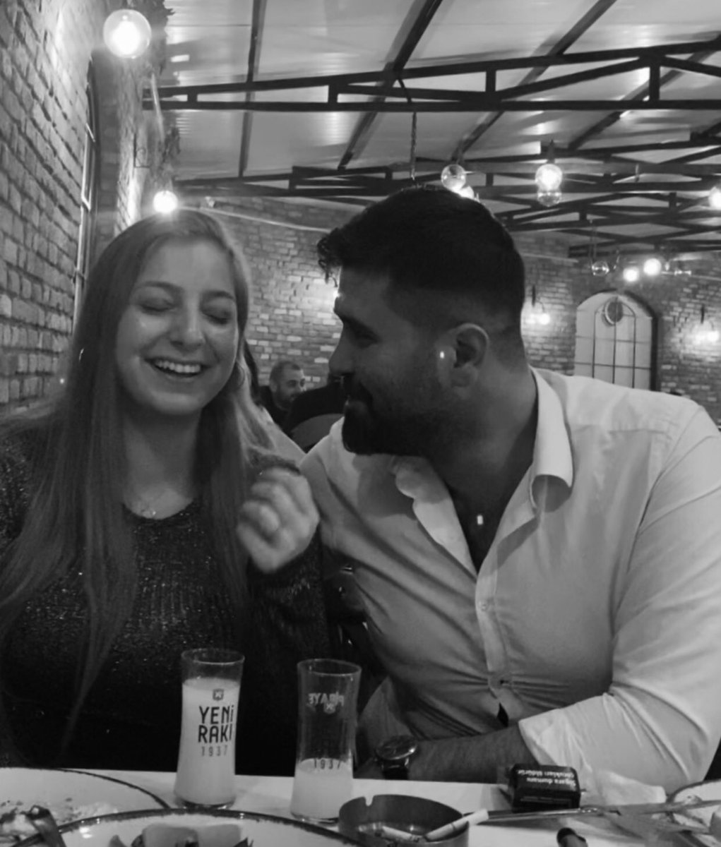 aylinaydiin's tweet photo. Senelerdir babamla annemin bu fotoğrafına her baktığımda içimden hep babam anneme ne güzel bakıyor derdim, bir süre önce farkettim ki en az babam kadar güzel bakan bir adamla beraberim. İyi ki doğdun hayatıma.
İyi ki sevgilim! 🤍 https://t.co/3VRhnp9Yg6