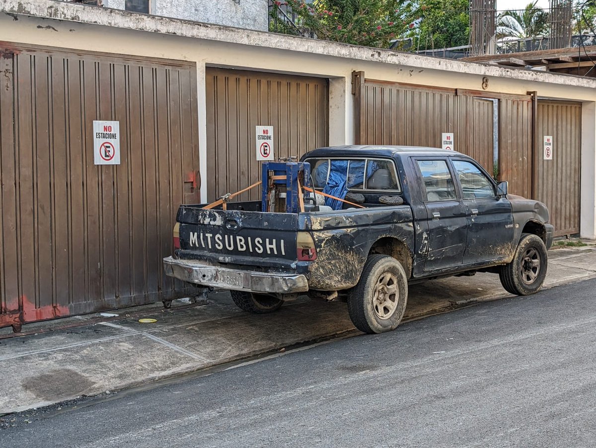 ANNERISCUISINE's tweet photo. Dónde puedo denunciar que todos los dias se me parquear vehículos en la puerta principal de mi casa. No vale letrero, no vale tocar todos los dias que bajen a mover el carro.. https://t.co/lgJXPopFow