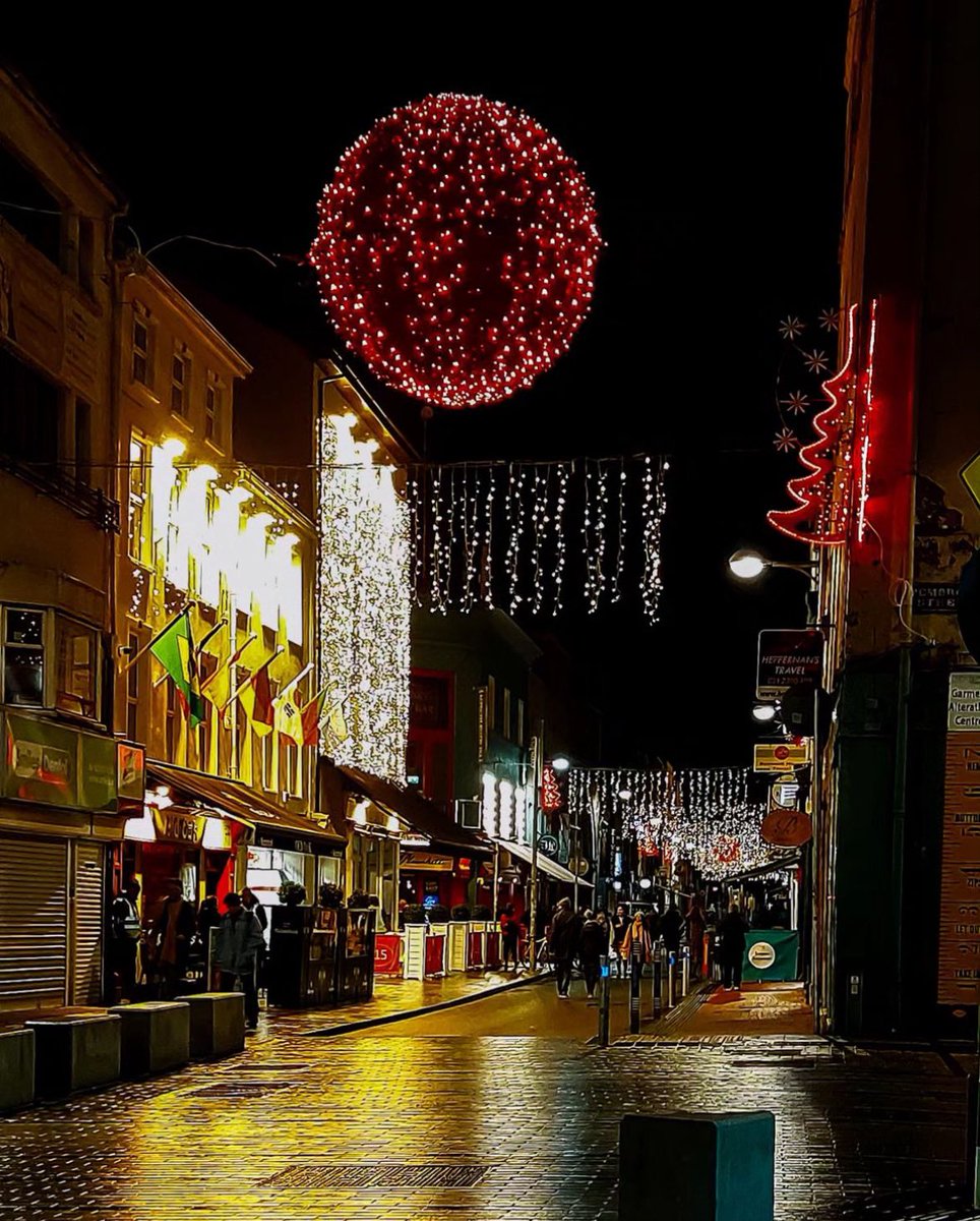 Oliver Plunkett Street adorned in a festive glow, where Cork City’s Christmas lights paint the night with holiday magic❤️😍🎄🎅 . 📸👉 IG:ireland_un_covered 👏🎄👏 #corkdaily #christmas #corkcity #christmaslights #christmasvibes #corkirelaland #corkcitychristmas #purecork