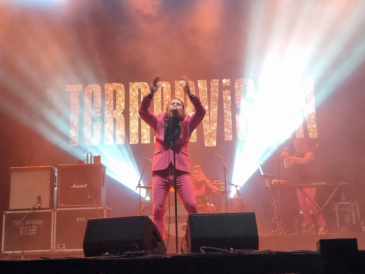 MariaNicolina's tweet photo. @LaikaTone @RogerPoulter @ShiiineOn_ That was an amazing performance. And that suit 👌 There's been alot of talk about that suit 😊 https://t.co/7cDIaoaQOn