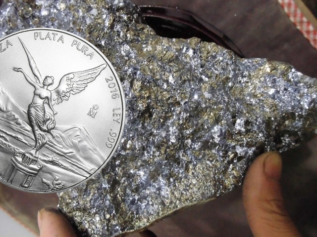 TomaszGeoPaleo's tweet image. Z powodu niższej produkcji srebra w dwóch czołowych krajach - 🇲🇽Meksyku oraz 🇵🇪Peru, globalne wydobycie #srebra spadnie o 2% w 2023 r. do 820 mln uncji w porównaniu z całkowitym wydobyciem w 2022 r. 
globenewswire.com/news-release/2…