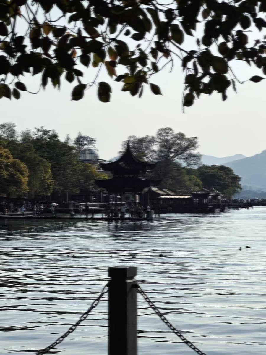 秋是慢入的 冷是突然的