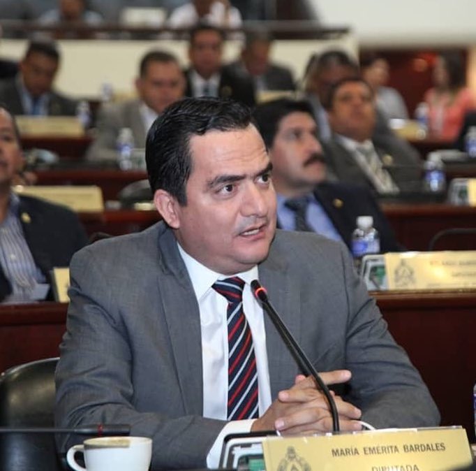TommyZambranoM's tweet photo. Para los que creen que cuando hablamos de persecución estamos exagerando, nuestras vidas corrían peligro por la decisión de Luis Redondo de dejarnos afuera del CN desprotegidos frente a la turba violenta de Libre, le rompieron la cabeza al HD Antonio Rivera sobre eso no hay ni investigación, ni acusación, pero cuando el HD Mario Pérez se defiende de las agresiones es acusado por órdenes del Gobierno de Libre, ya estamos igual a Nicaragua y Venezuela, Libre ya lo logró, hoy van contra la oposicion política, mañana contra la sociedad civil, empresarios, iglesias y medios de comunicación, después va a ser demasiado tarde, hay que actuar contra el Socialismo del Siglo XXI ya, nuestro respaldo y solidaridad a @mario_perezSB por la persecución y extorsion política emprendida por este Régimen.