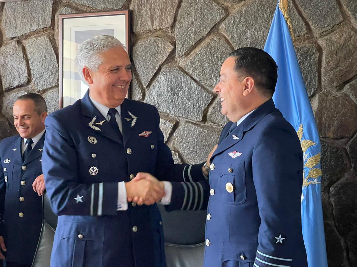 Felicitaciones al Coronel de Aviación (A) Luis Escobar, quien hoy asumió el mando del Estado Mayor de la Vª Brigada Aérea #FACH en #Antofagasta.
