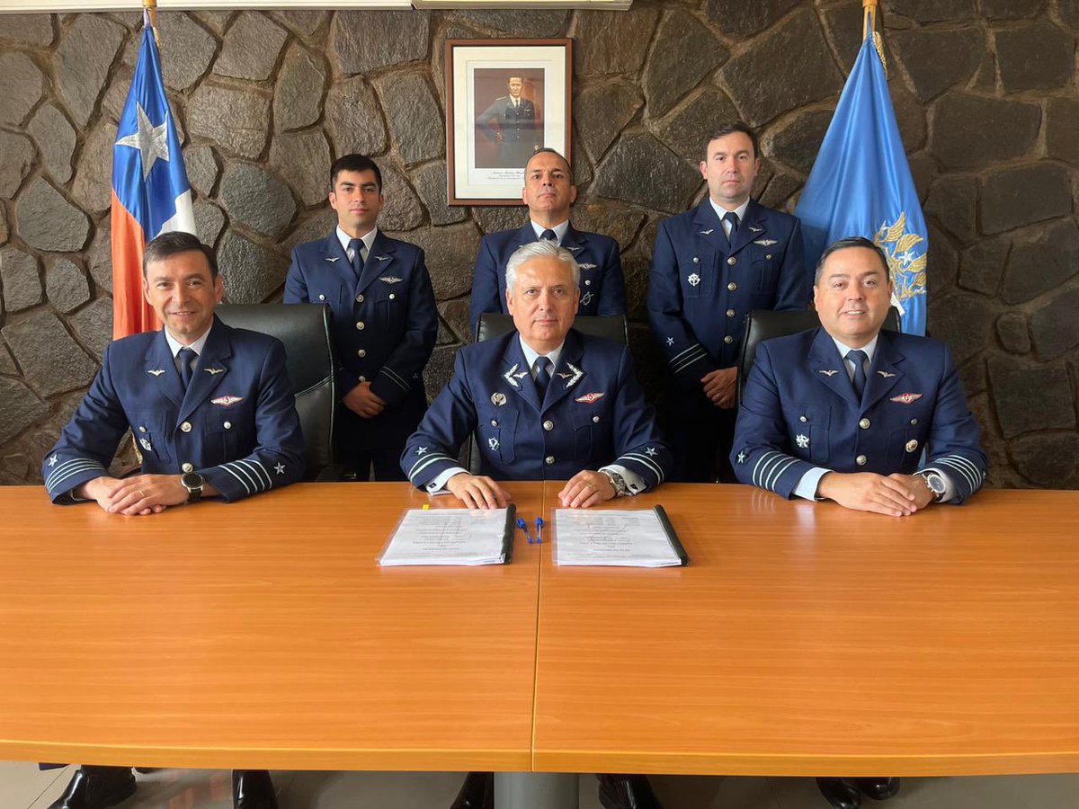 FACh_Chile's tweet photo. Felicitaciones al Coronel de Aviación (A) Luis Escobar, quien hoy asumió el mando del Estado Mayor de la Vª Brigada Aérea #FACH en #Antofagasta. https://t.co/L9iUHVLXCU