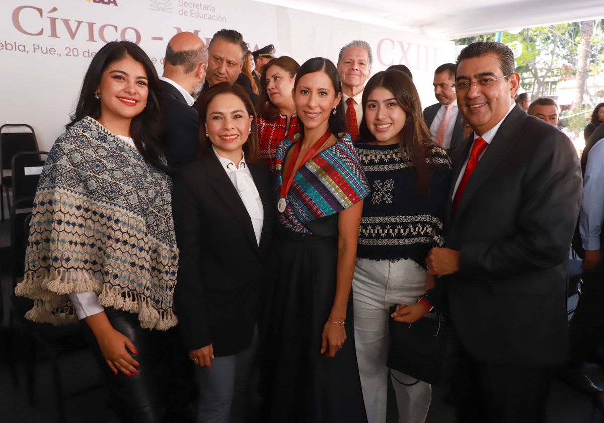 SergioSalomonC's tweet photo. 🥇 Como parte de esta fecha especial, hicimos entrega de la Medalla “Carmen Serdán” a nuestra querida @ElisaCarrilloC, Embajadora de la Cultura en México e ícono de la danza a nivel mundial. 

Gracias a la Fundación Familia Serdán (@fundacionserdan) por hacer este valioso y merecido reconocimiento. 

Enhorabuena, Elisa. Puebla es tu casa.