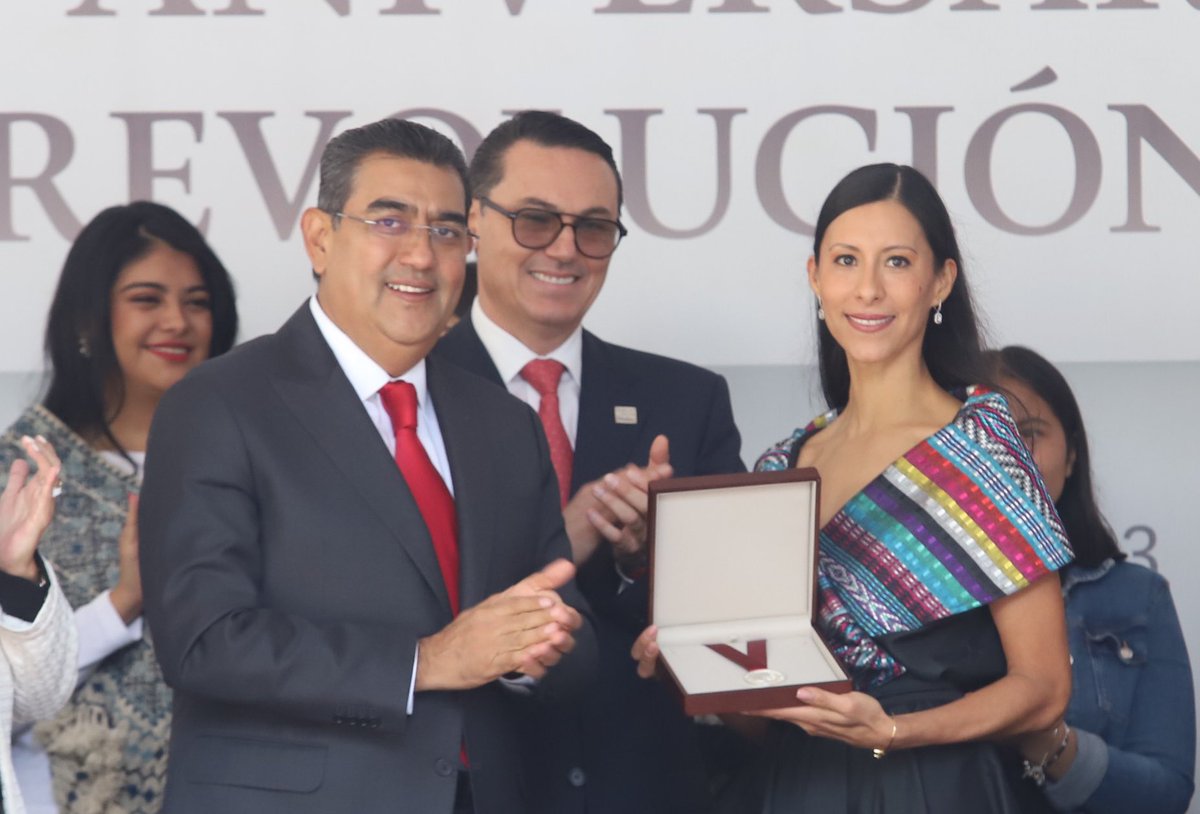 SergioSalomonC's tweet photo. 🥇 Como parte de esta fecha especial, hicimos entrega de la Medalla “Carmen Serdán” a nuestra querida @ElisaCarrilloC, Embajadora de la Cultura en México e ícono de la danza a nivel mundial. 

Gracias a la Fundación Familia Serdán (@fundacionserdan) por hacer este valioso y merecido reconocimiento. 

Enhorabuena, Elisa. Puebla es tu casa.