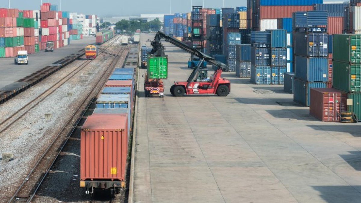 Congress steps into debate over jurisdiction of rail fees for ocean containers ...Draft legislation would also seek to codify that rail demurrage fees be billed to the ocean carrier, which would pass along the charge to the responsible shipper or BCO: ow.ly/5YHs50Q9FIW