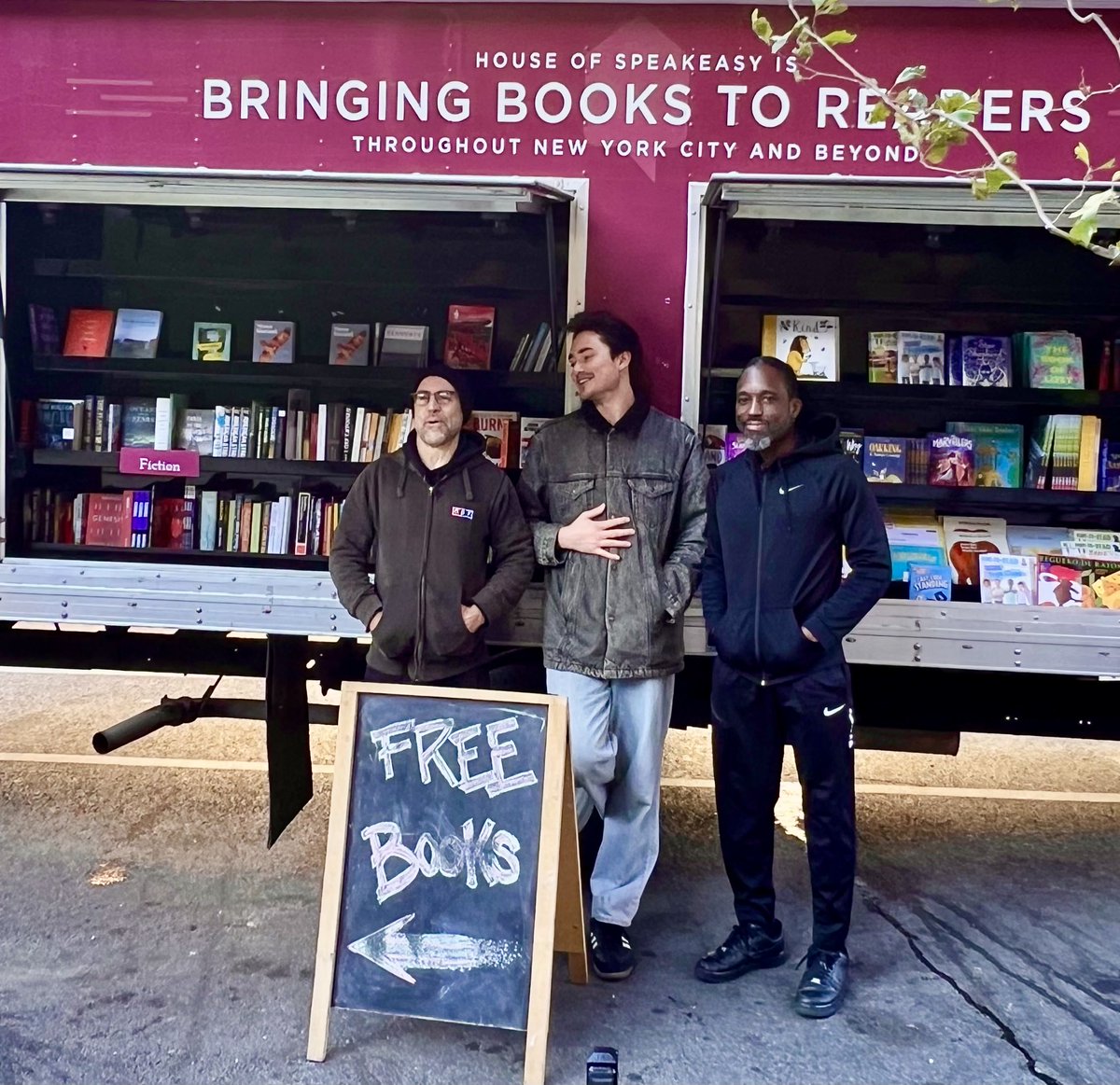 DrAmandaForeman's tweet photo. Meet Alex, Walter, and Rex, the #ReadingDreamTeam in charge of @SpeakEasy_House Bookmobile. Bringing free books to readers in New York City and Beyond. Launched in 2017, The SpeakEasy Bookmobile is a direct response to the proliferation of “book deserts.”
https://t.co/kcqfDrmyBj https://t.co/J8u7PqQJyv