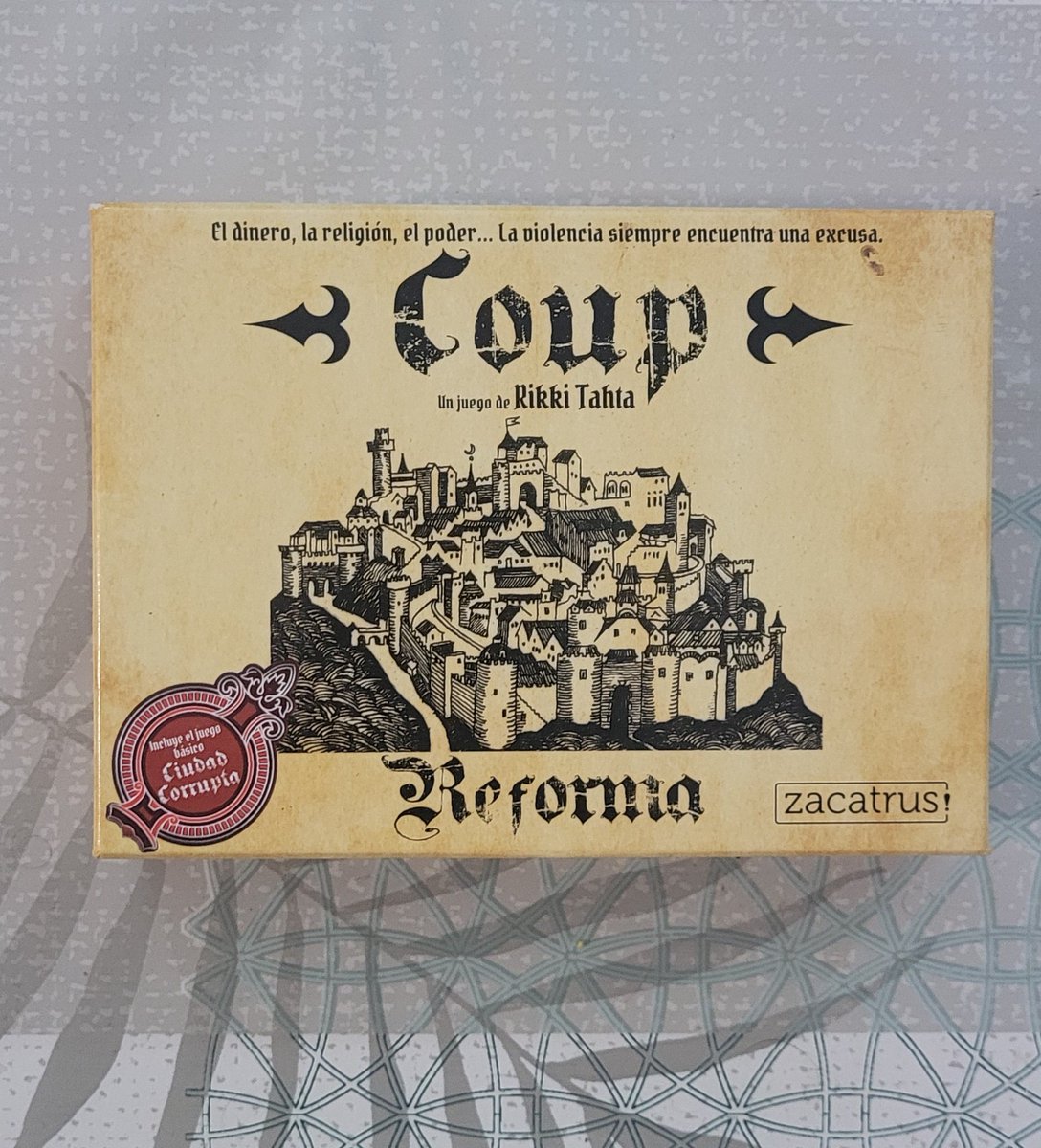 Hoy tenemos COUP, un juego de roles ocultos, cada uno tendrá 2 personajes diferentes, podrán decir cuales son o no , o tal vez hasta mentir e ir haciendo las funciones de los diferentes roles, los demás podrán desconfiar sobre si son esos personajes o no, gana cuando quede uno🤐