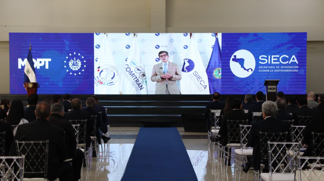 sg_sieca's tweet photo. 20 de noviembre de 2023 | En el marco de la Presidencia Pro Tempore del COMITRAN, a cargo de El Salvador 🇸🇻, se llevó a cabo el Evento de Lanzamiento del Plan Maestro Regional de Movilidad y Logística 2035  (PMRML) 🇨🇷🇸🇻🇬🇹🇭🇳🇳🇮🇵🇦 https://t.co/2RTmAjvxIQ