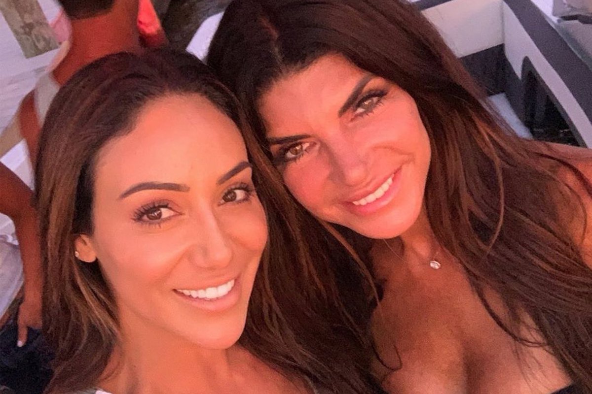 bravobuddies's tweet photo. I love that even though Iโm a staunch and proud #MELEGEND, some #Trehuggers and I team up when other franchises are airing ๐๐ฉต
#RHONJ #RHOP https://t.co/dbeLtBESku