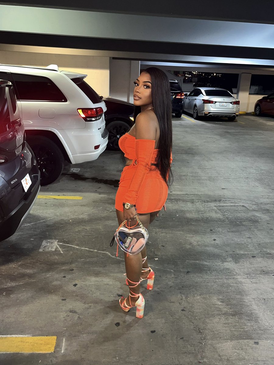 VibeWith_LO's tweet photo. What they got on me??! Just some bodies &amp; a couple years🤪.. Happy 28th Bday to me🤤♏️ https://t.co/9oWXe4WeaV