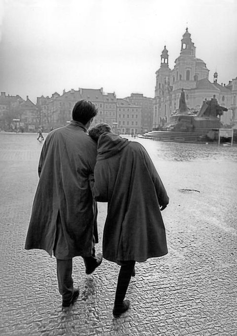 literlandweb1's tweet photo. "La vida está hecha de días que no significan nada  y de momentos que significan todo”.   
Cristina Peri Rossi
📷Ferdinando Scianna https://t.co/qQ9V7SX5kC