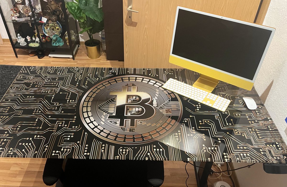 I received my customized glass table top for my electrically height-adjustable desk. The result is awesome! More soon 👀
#Bitcoin #CryptoCommunity #Homeoffice #officedesign #design #DesignInspiration