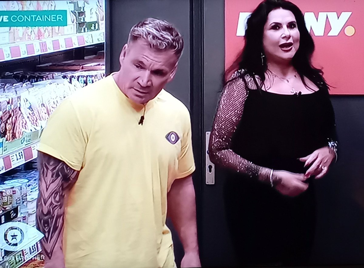 FluseWombel's tweet photo. Redet da was im Hinnergrund?
Isch hör und seh nix. 😉
Er hat die Ruhe weg!
Ich feier ihn.
#PeterKlein
#PromiBB https://t.co/pnuUJ3cCT7