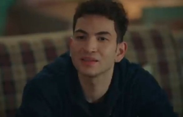 Mis amigos están conmigo = Tolga Barçin feliz 🤗🥰 (aunque el motivo por el qué están no lo sea tanto....) #Hermanos20Nov #ZehTol