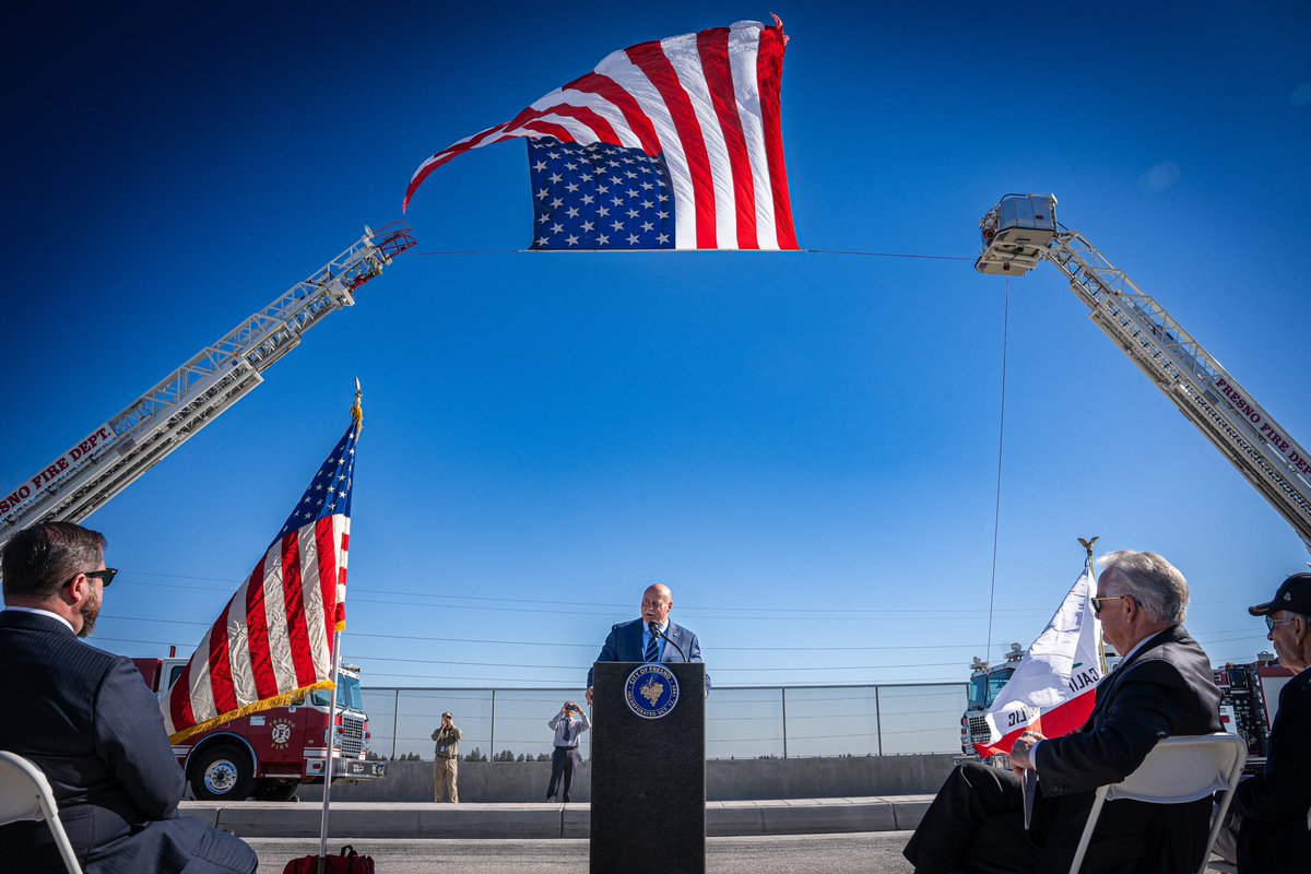 MayorJerryDyer's tweet photo. Today was decades in the making and took vision and collaboration, but it's official: the Veterans Boulevard Interchange over SR99 will officially open tomorrow morning!
 
The project was completed on time and under budget. This is a big day for northwest Fresno! 🇺🇸 https://t.co/vGnjcIEItO