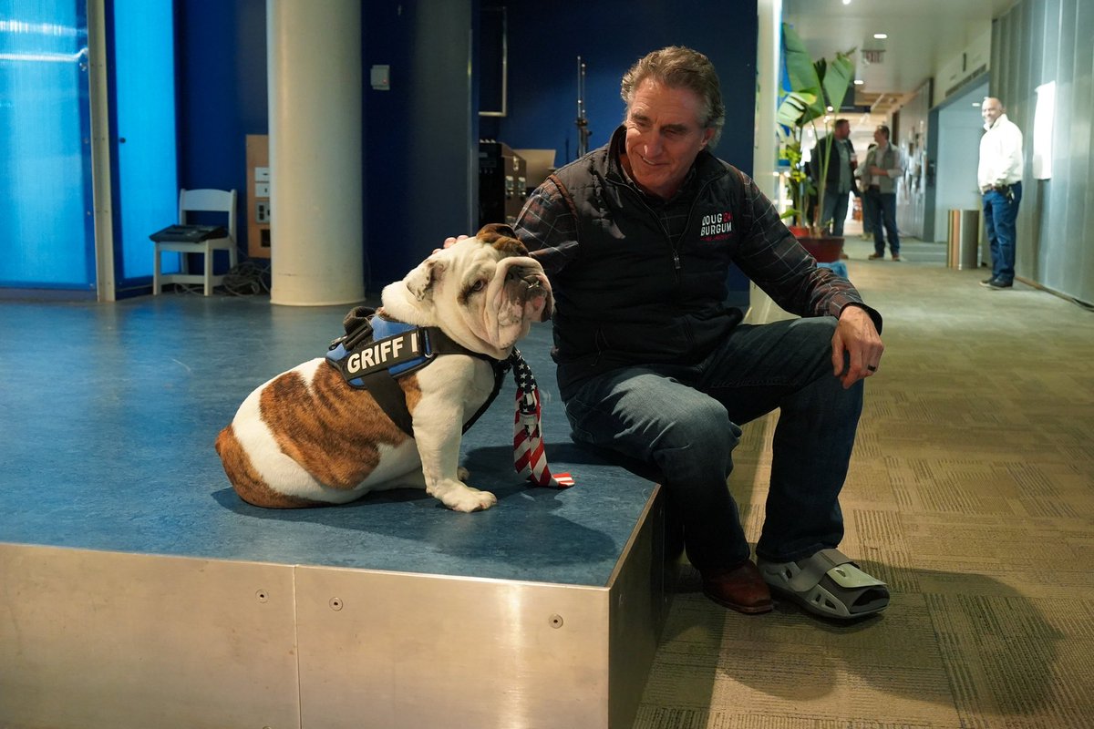 DougBurgum's tweet photo. It’s the Monday at the start of a holiday week on a college campus, and you would have never known it! To all the students we met at @DrakeUniversity today – you really showed up! We had a fantastic time meeting each and every one of you and sharing our vision for America. Once again you all proved just how much Iowans take their job of picking presidents seriously! And meeting @DrakeUGrif was an added bonus 🐾